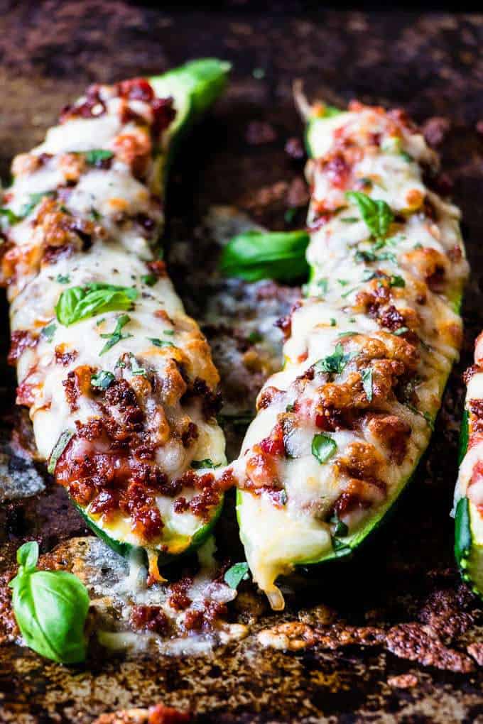 These Weight Watchers friendly super easy zucchini pizza boats are the perfect weeknight dinner. Rich tomato sauce, topped with cheese and chorizo. 30 min. www.saltedmint.com