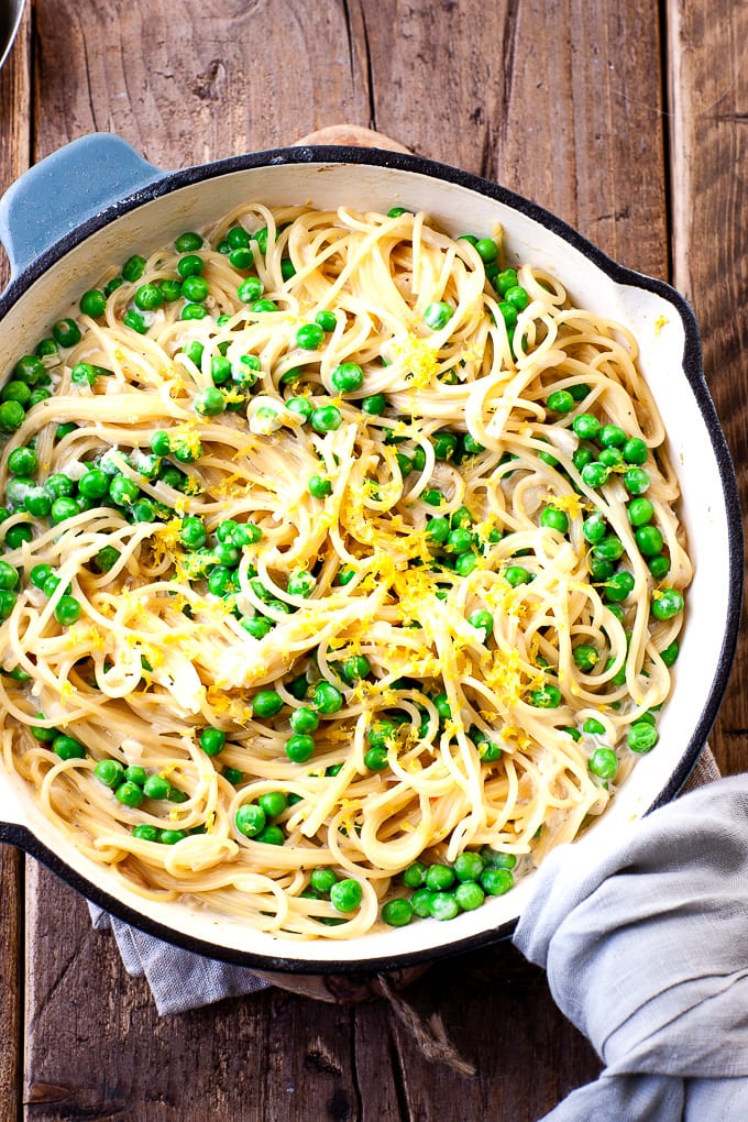 The finished dish of the easy pasta recipe with peas and lemon.