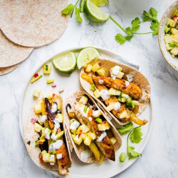 Grilled chicken tacos with limes.
