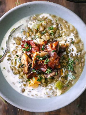 Lentils and bacon with cream and vegetables.