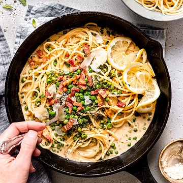 Easy Pasta with Peas in a skillet.