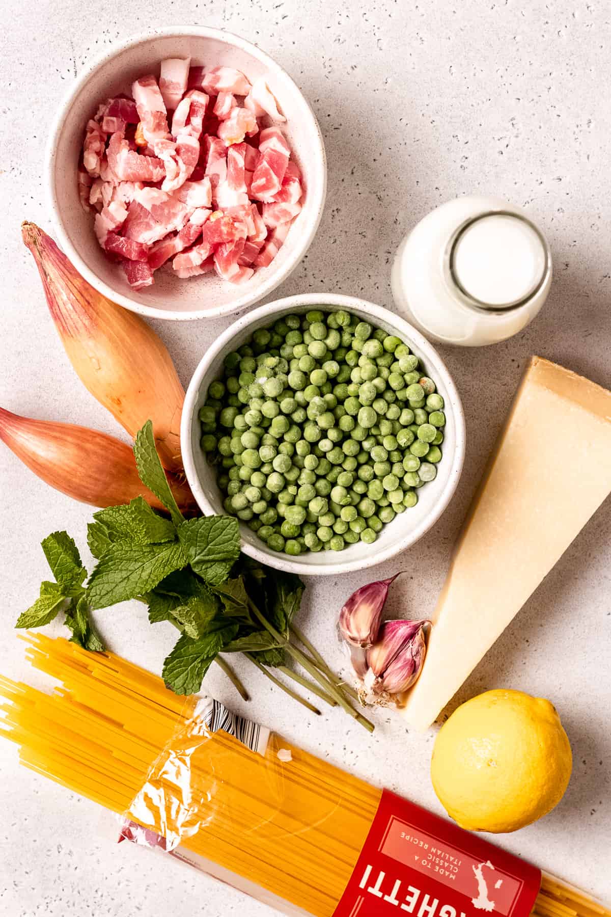 Ingredients for pasta with peas with mint.