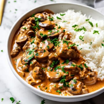 Beef stroganoff with rice and parsley.