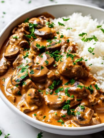 Beef stroganoff with rice and parsley.